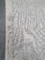 Tapete Quadrados em linho mesclado off-white, com borda cinza escuro e textura geométrica.
