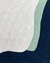 Tapete com bordas orgânicas, nas cores azul marinho, verde escuro, verde e prata, feito de nylon Econyl, São José.