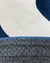Tapete Bee com bordas orgânicas, nas cores veludo granito, off-white, azul petróleo e azul marinho.
