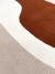 Tapete em nylon com cores bege, terracota e off-white, São José.