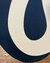 Detalhe do Tapete com bordas orgânicas em veludo Gold nas cores azul marinho e off-white.