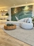 Tapete Seed Bouclé Grécia Natural e Bouclé Capri Verde em uma sala de estar moderna com sofá branco e mesa de centro de madeira.