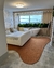 Quarto moderno com tapete Bouclé Grécia Terracota de bordas orgânicas, cama branca e banheira freestanding, São José.