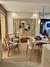 Sala de estar com decoração moderna, incluindo o Tapete Placas com Bordas Orgânicas em Linho Trento Trigo, São José.