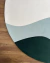 Tapete redondo com design em veludo nas cores off-white, verde claro e verde escuro, sobre piso de madeira, São José.
