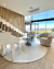 Tapete redondo Bouclé Grécia Off-White em uma sala moderna com móveis elegantes, São José.