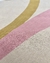 Tapete com design de bordas orgânicas, nas cores trigo, rosé e mostarda, feito de nylon Econyl.