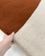 Tapete em nylon nas cores terracota e bege sendo segurado por uma mão, São José.