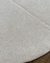 Tapete Bouclé Capri Natural com bordas orgânicas em uma sala, São José.