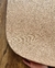 Tapete de placas com bordas orgânicas em linho suss terracota sobre piso de madeira, São José.