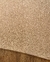 Tapete com bordas orgânicas em linho suss terracota sobre piso de madeira, São José.