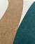 Detalhe do tapete Bouclé Atenas nas cores bege, verde e terra, mostrando um design orgânico e moderno.