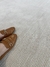 Tapete mesclado de nylon com listras em off-white e bege claro, mostrando um par de sapatos marrons sobre ele.