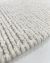 Close-up de um tapete de fibra natural em cor off-white, feito em tear manual, da Coleção Zeland 02, Tapetes São José