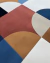 Tapete Lapa com padrão geométrico em veludo nas cores bege, off-white, azul celeste, azul marinho, cobre e terracota.