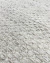 Detalhe do tapete de fibra natural, feito em tear manual, nas cores off-white e bege da Coleção Zeland 04, Tapetes São José