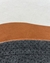 Close-up do tapete Stone Bouclé Capri, mostrando as cores terracota e o verso antiderrapante, São José.