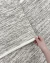Tapete de fibra natural em tons off-white e marrom, tecido manualmente, com detalhe de textura em trama visível, Tapetes São José