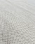 Detalhe do tapete de fibra natural off-white, feito em tear manual, com textura tramada da Coleção Zeland 01, Tapetes São José