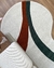 Tapete com design orgânico em nylon, apresentando bordas off-white com detalhes em terracota e verde escuro.