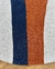 Tapete Encontro com bordas orgânicas nas cores cinza claro, azul marinho e terracota feito de nylon Econyl.