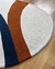 Tapete com bordas orgânicas nas cores cinza claro, azul marinho e terracota, feito de nylon Econyl.