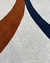 Tapete em nylon com bordas orgânicas, nas cores cinza claro, azul marinho e terracota.