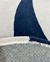Tapete de nylon com bordas orgânicas em cinza claro, azul marinho e terracota Econyl.