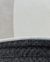 Detalhe do tapete Rainbow com bordas orgânicas, mostrando a textura Bouclé Capri nas cores off-white e natural.
