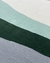 Tapete em nylon com padrão ondulado nas cores cinza, verde escuro, verde e off-white, São José.