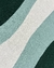 Tapete em nylon com padrão ondulado nas cores cinza, verde escuro, verde e off-white, São José.