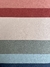 Tapete de veludo com faixas horizontais nas cores azul, magenta, bege, coral, tiffany e verde.