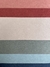 Tapete listrado em veludo Riviera nas cores azul, magenta, bege, coral, tiffany e verde em uma sala de estar moderna, São José!