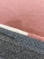 Tapete em nylon com bordas orgânicas, nas cores off-white e rosé Econyl, visto de perto com detalhe da parte inferior antiderrapante.