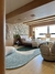 Tapete em nylon com bordas orgânicas, nas cores verde claro, off-white e verde escuro Econyl em um quarto elegante com decoração contemporânea, São José.