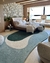 Tapete em nylon com bordas orgânicas, nas cores verde claro, off-white e verde escuro Econyl em um quarto elegante com decoração contemporânea, São José.