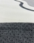 Tapete Lagum com design de bordas orgânicas em tecido Bouclé Capri nas cores natural, off-white, preto e cinza, São José.
