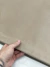 Detalhe do tapete retangular da Coleção Kurve em veludo bege, mostrando a textura suave e o acabamento.