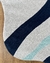 Tapete de nylon com bordas orgânicas em tons de prata, azul marinho e Tifanny Econyl.