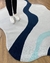 Tapete feito de nylon com bordas orgânicas, nas cores prata, azul marinho e Tifanny Econyl.