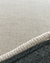 Tapete mesclado de nylon com bordas orgânicas em off-white e bege claro.