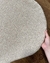Tapete Mesclado de nylon com bordas orgânicas em tons off-white e bege claro.
