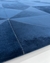 Tapete de veludo azul marinho com padrão de triângulos geométricos, São José.