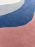 Tapete em formato orgânico com cores rosé, cinza, off-white e azul petróleo, São José.