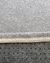 Close-up do tapete Bouclé Grécia Cinza com detalhe da textura e borda costurada, São José.
