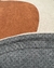 Tapete nas cores terracota e bege, com detalhe da parte inferior antiderrapante.