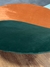 Detalhe do Tapete Jazz com bordas orgânicas e cores off-white, grafite, terracota, verde claro e verde, São José.