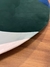 Tapete Dan com bordas orgânicas em uma sala de estar moderna, decorado em tons de off-white, verde, verde claro, taupe e azul marinho.