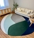 Tapete Dan com bordas orgânicas em uma sala de estar moderna, decorado em tons de off-white, verde, verde claro, taupe e azul marinho.