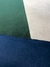 Tapete Dan com bordas orgânicas em uma sala de estar moderna, decorado em tons de off-white, verde, verde claro, taupe e azul marinho.